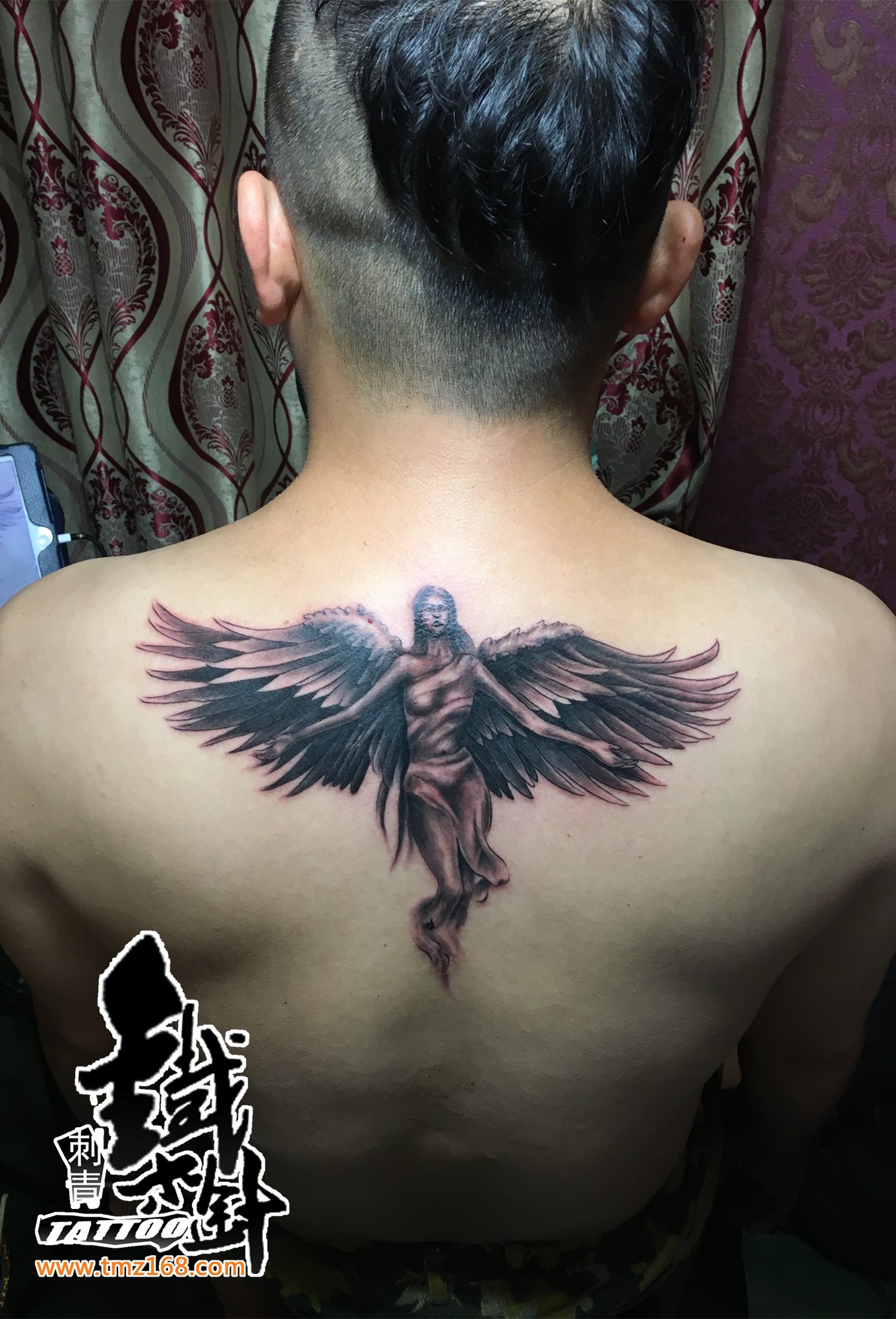 黑灰写实男人天使纹身图案